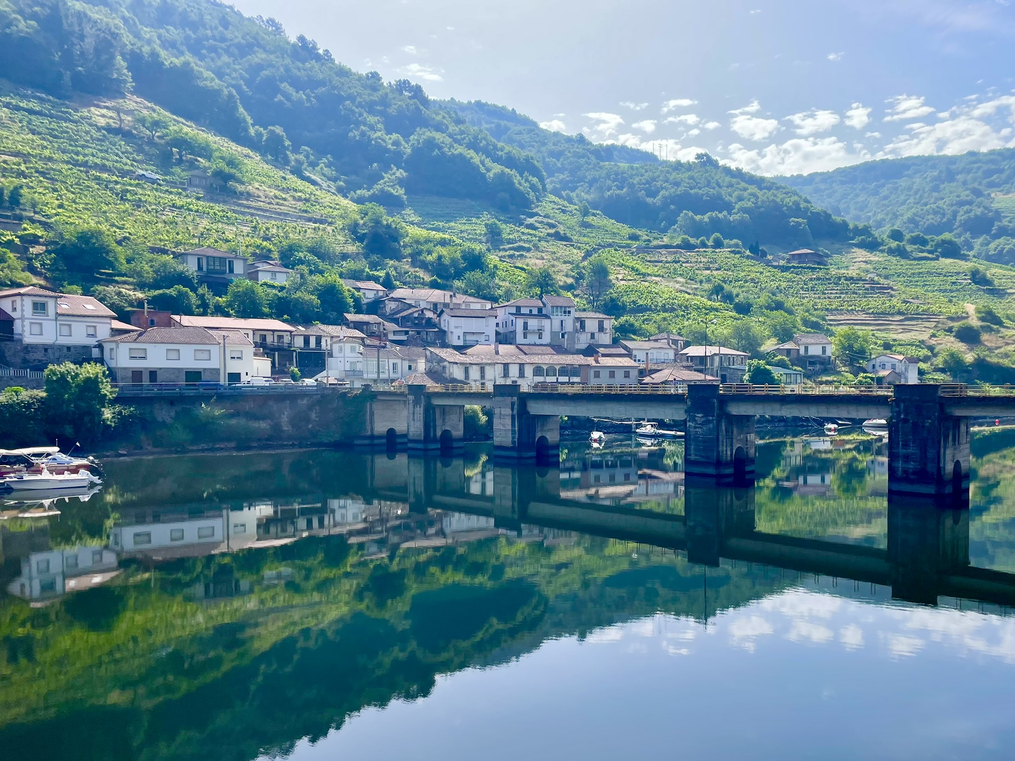 paisaje-de-agua-rio-mino-pueblo-puente-ribeira-sacra