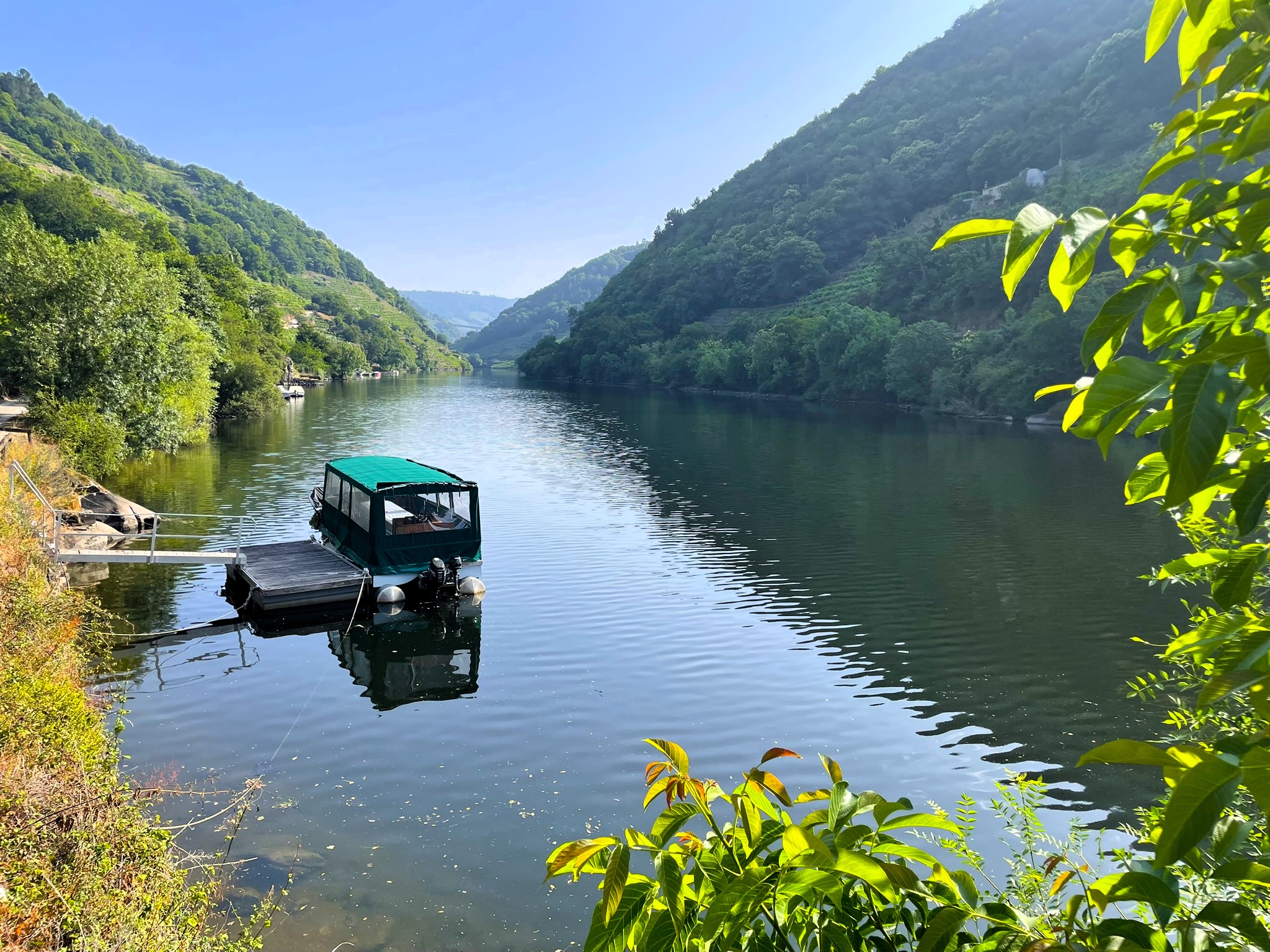 paisaje-de-agua-rio-mino-ribeira-sacra-embarcadero-barca
