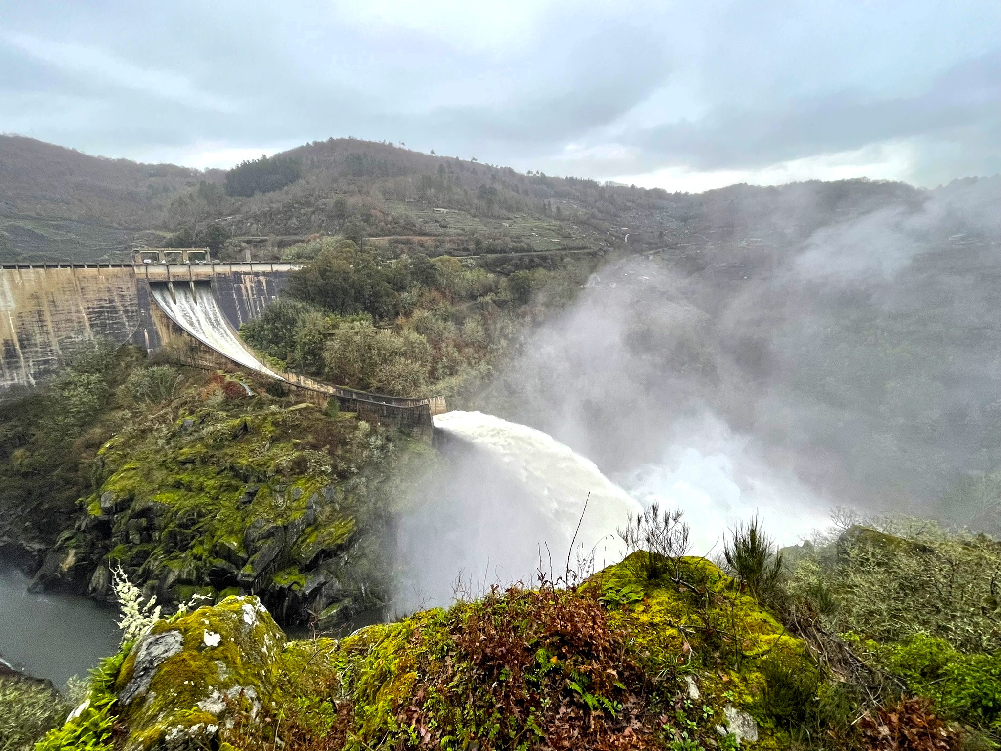 aliviadero-del-embalse-de-belesar-ruta-por-ribeira-sacra