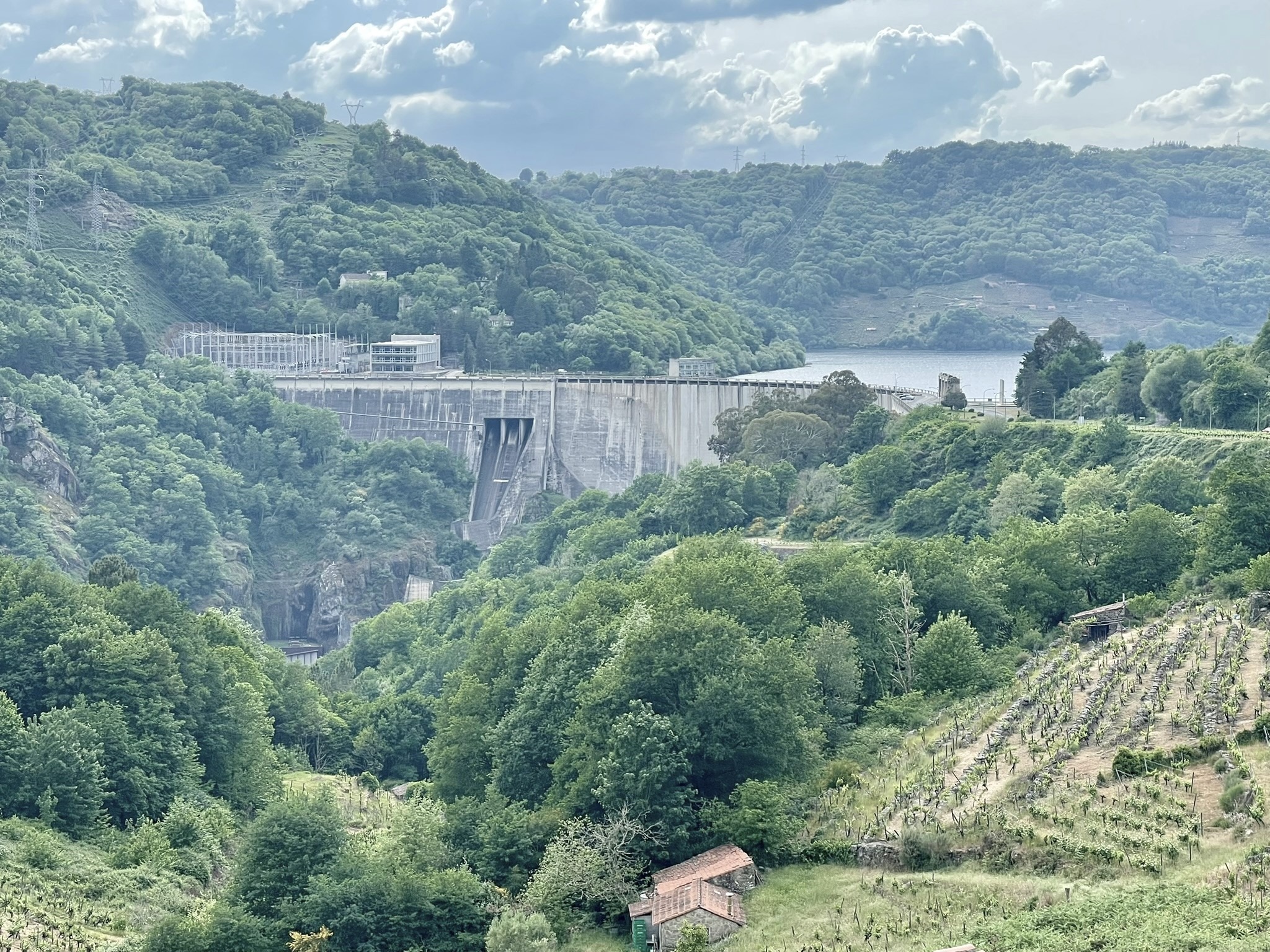 presa-del-embalse-de-belesar-que-ver-en-ribeira-sacra