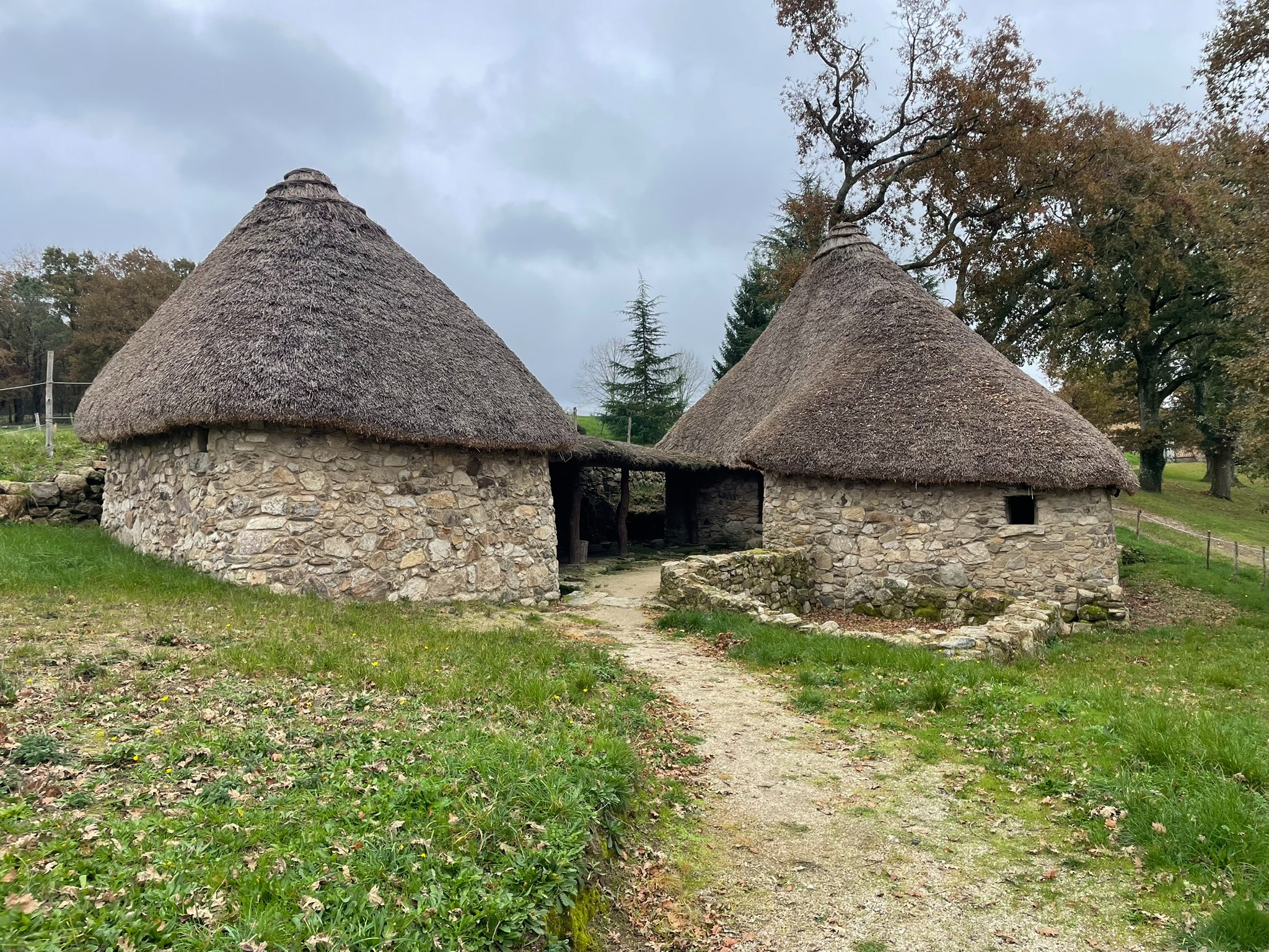 rutas-en-coche-ribeira-sacra-palloza-ecomuseo-pazo-de-arxeriz