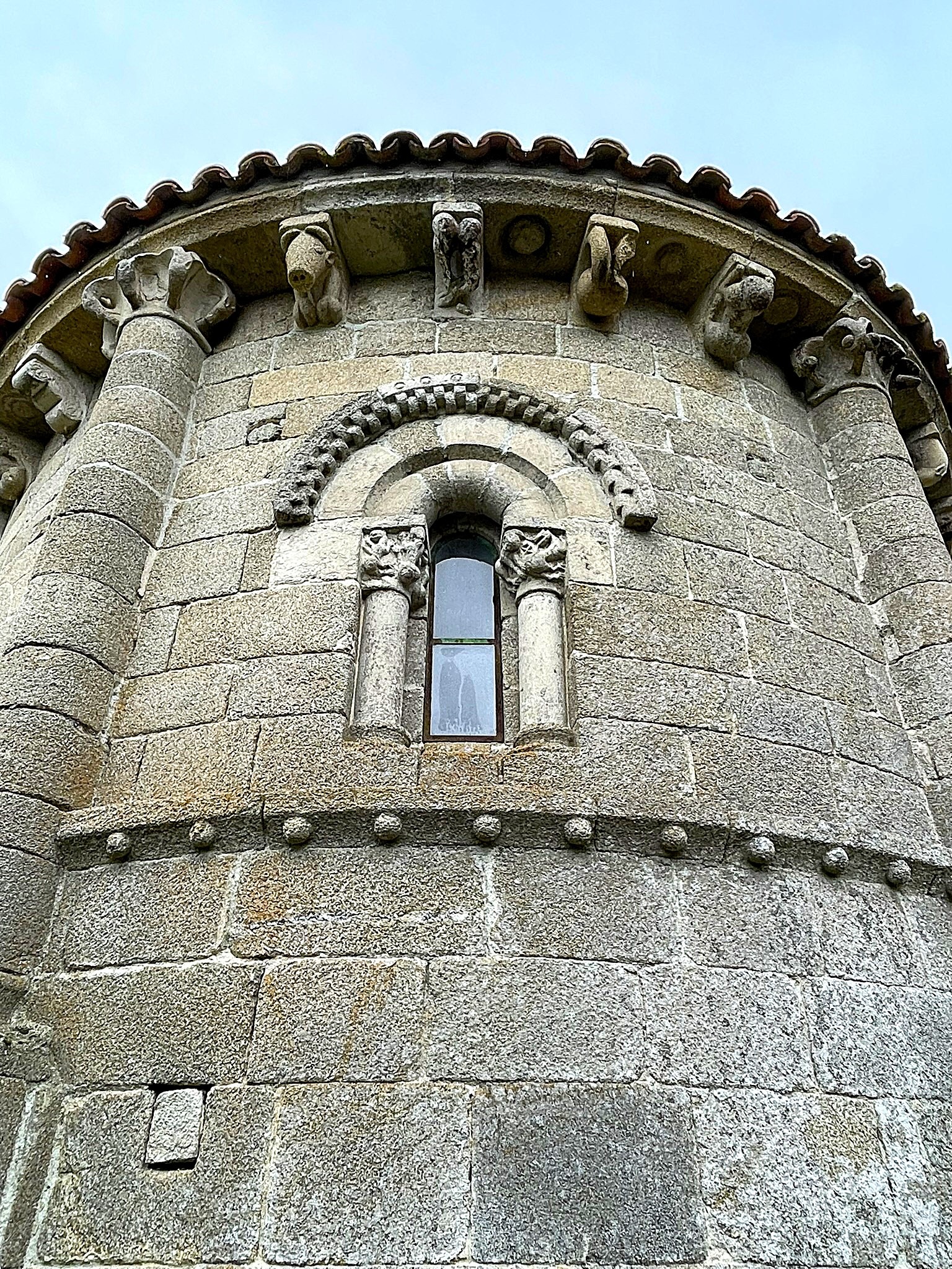 abside-romanico-san-miguel-de-eire-ventana-y-canecillos-ribeira-sacra-unesco