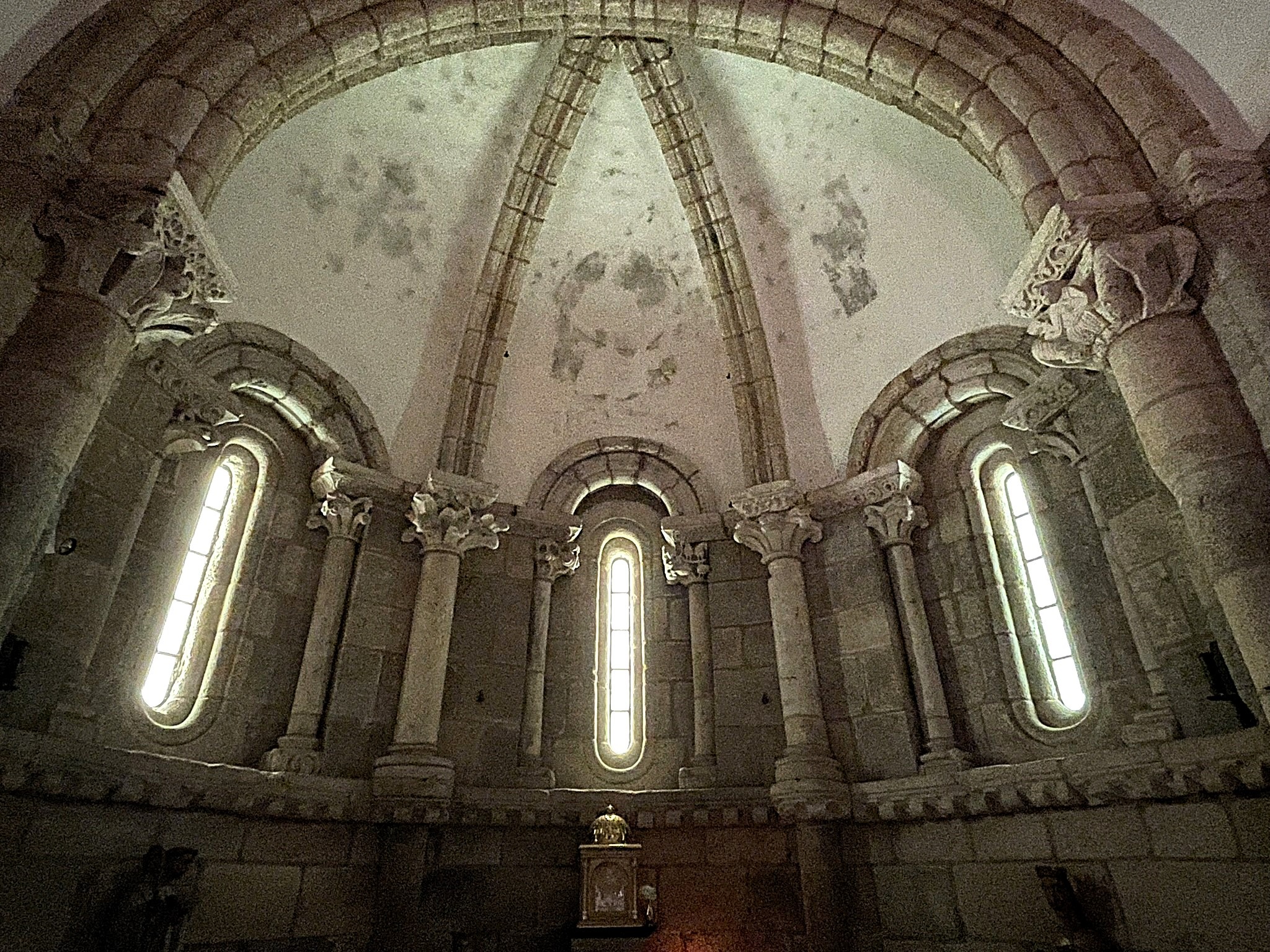 cabecera-romanica-santa-maria-de-ferreira-interior-ribeira-sacra