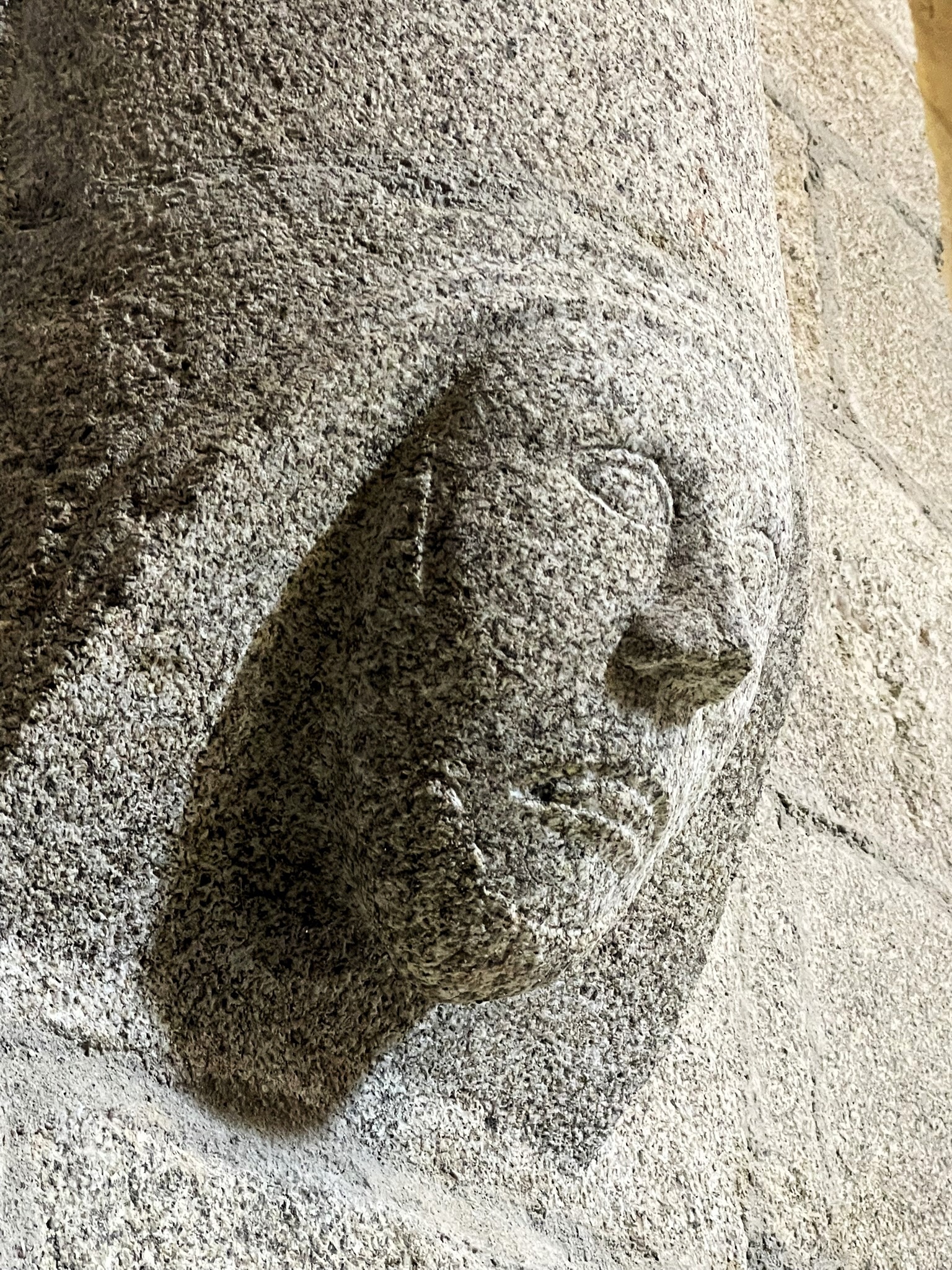 canecillo-romanico-san-miguel-de-eire-detalle-rostro-piedra-ribeira-sacra