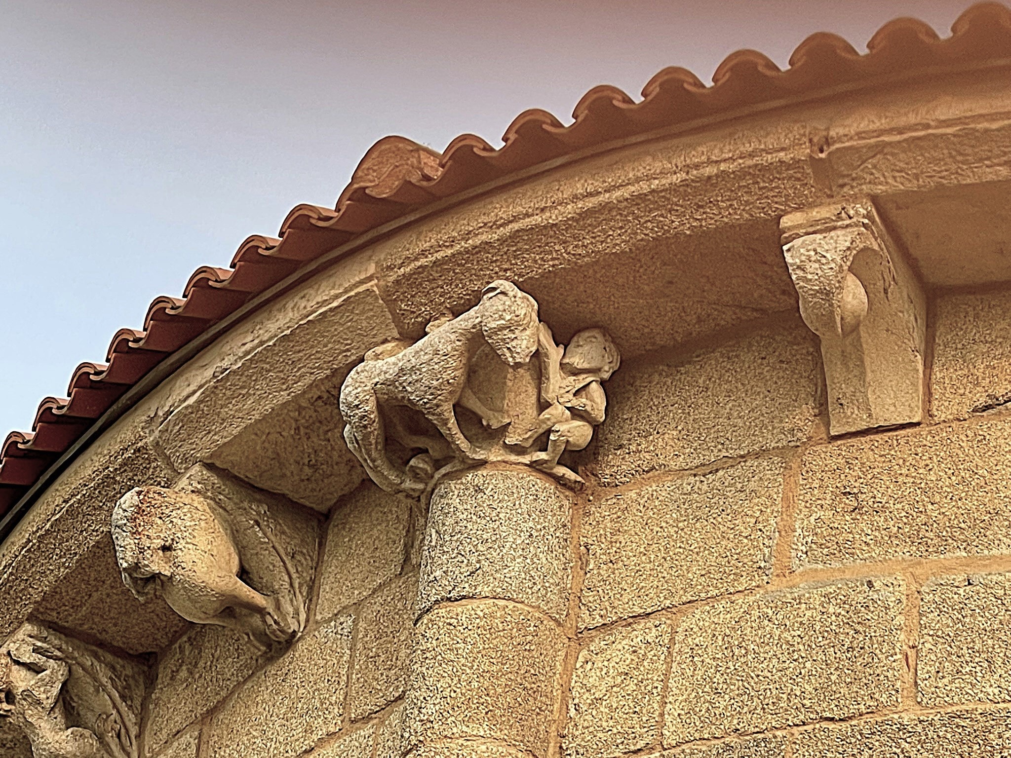 canecillo-romanico-santa-maria-de-ferreira-detalle-escultorico