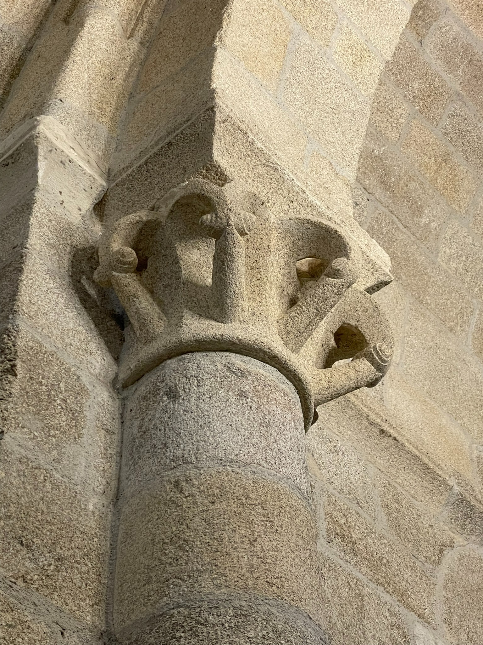 capitel-romanico-san-miguel-de-eire-detalle-columna-ribeira-sacra