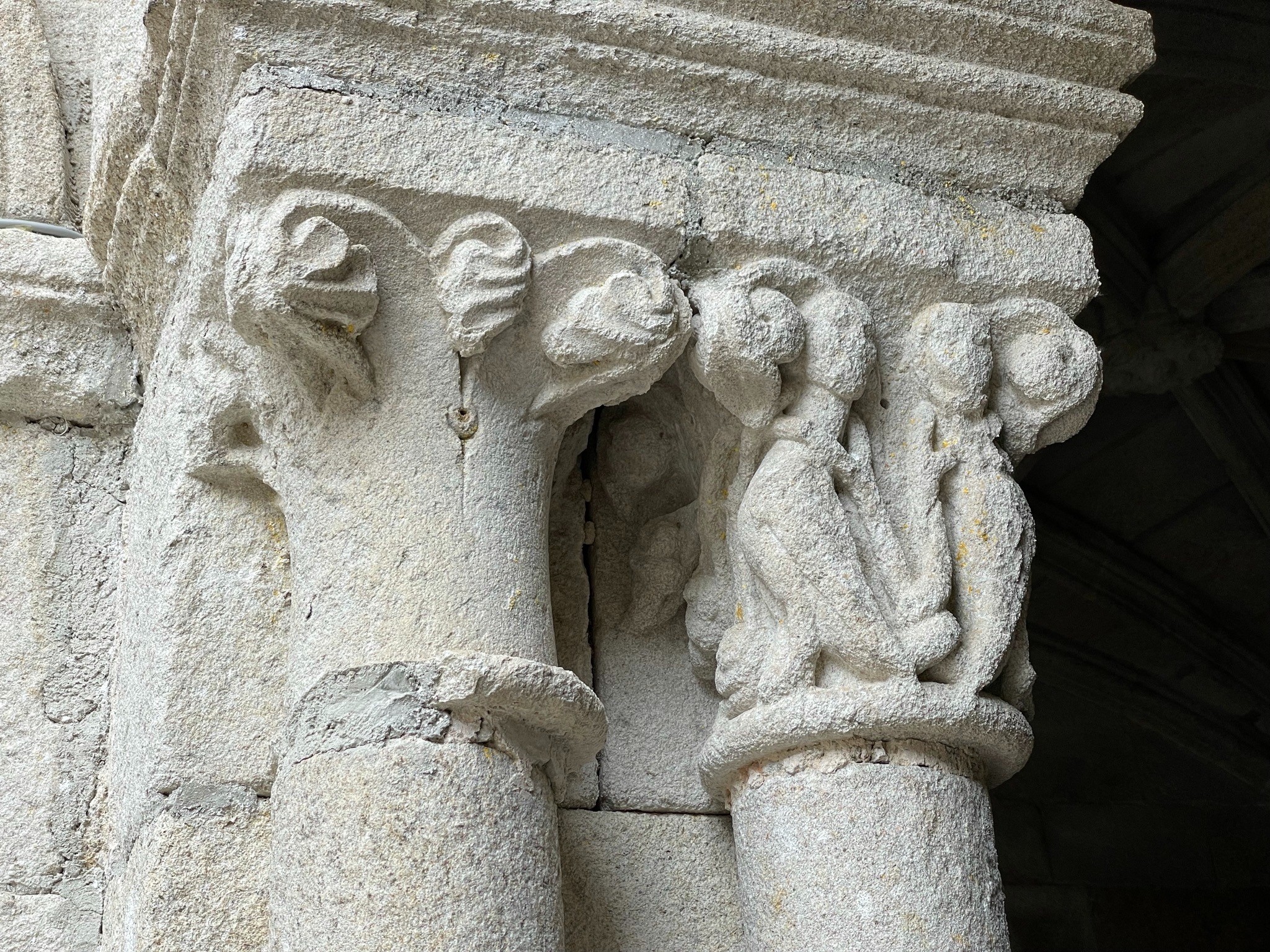 capitel-romanico-santo-estevo-ribas-de-sil-ribeira-sacra