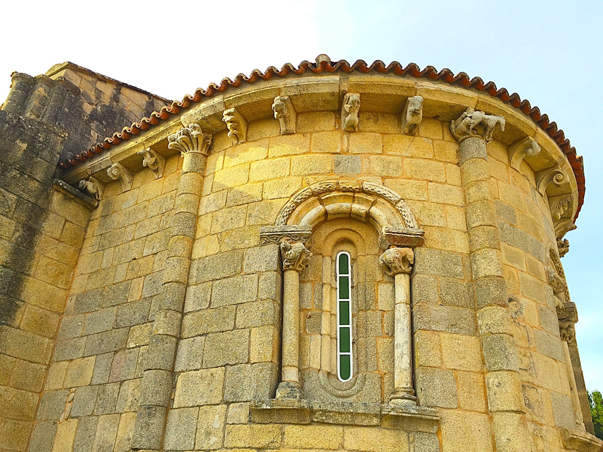 casa-mina-rula-abside-romanico-santa-maria-de-ferreira-monasterio