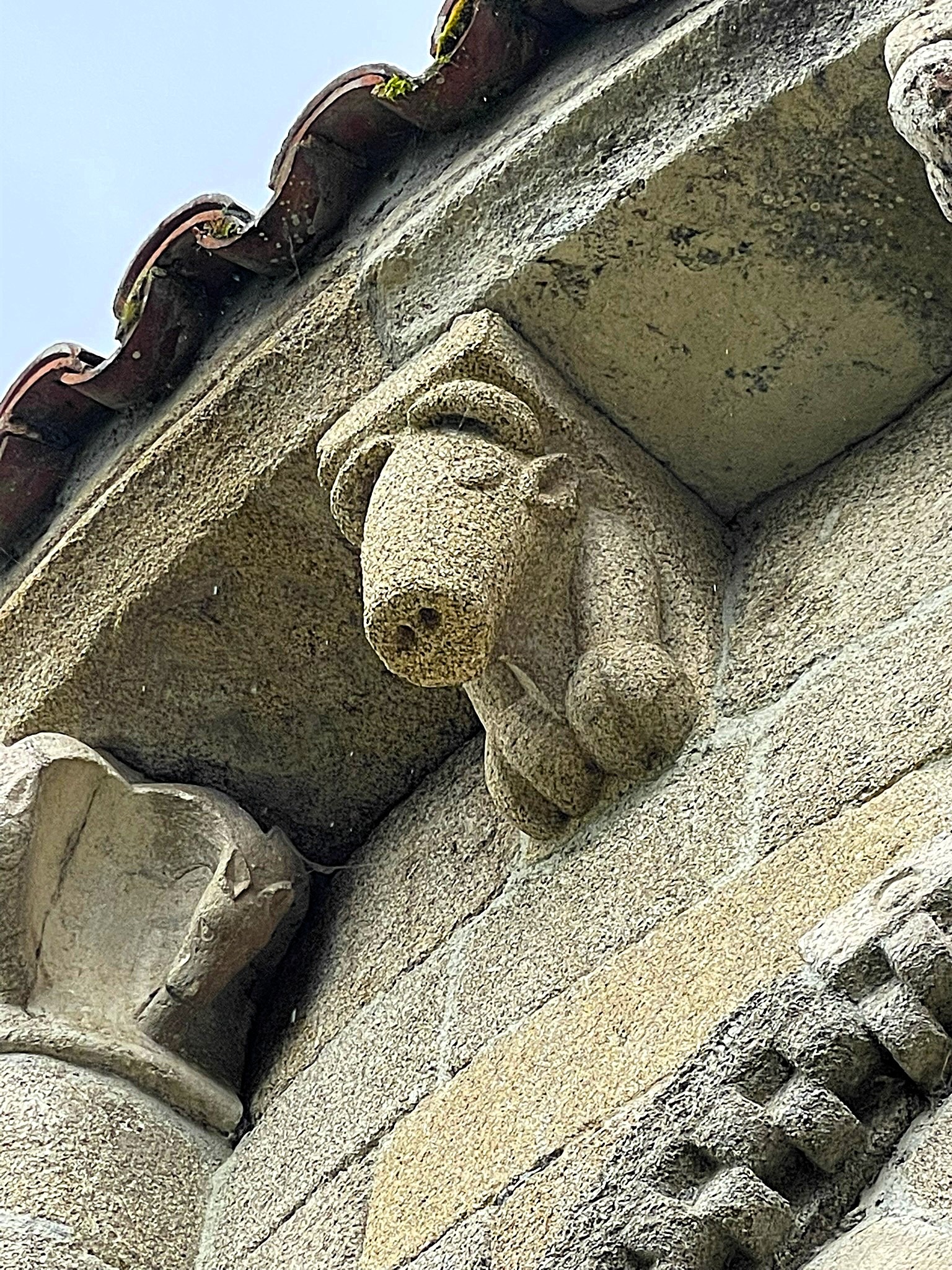 casa-mina-rula-canecillo-romanico-san-miguel-de-eire-detalle-exterior