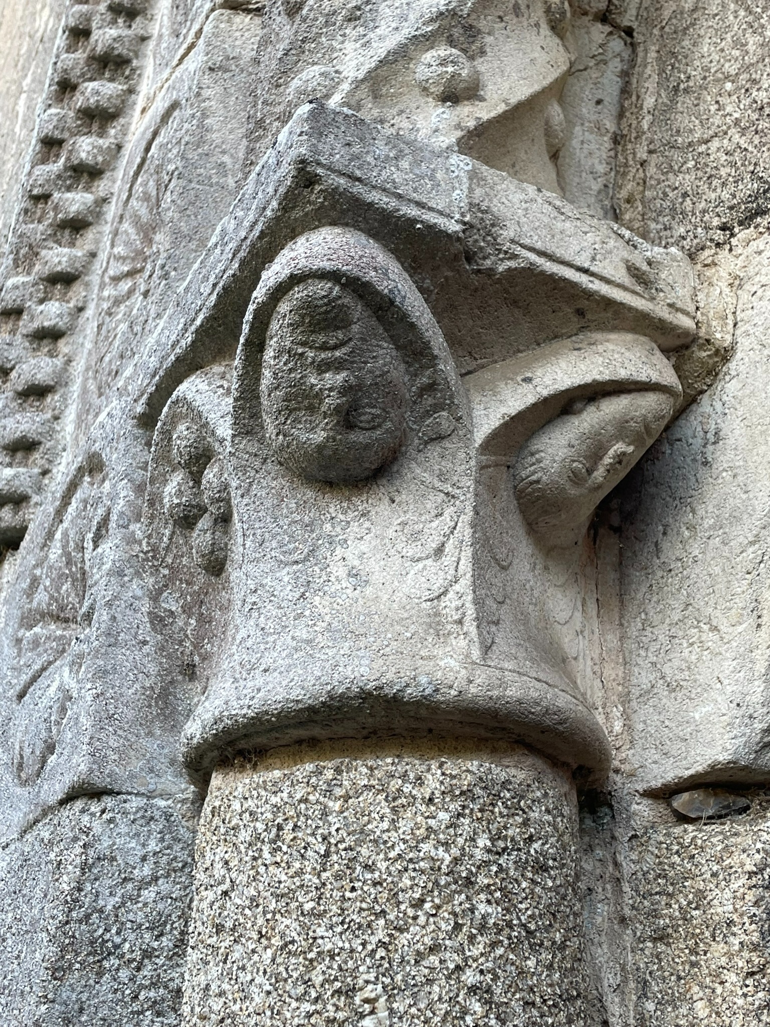 casa-mina-rula-capitel-romanico-san-miguel-de-eire-detalle-escultorico-lugo