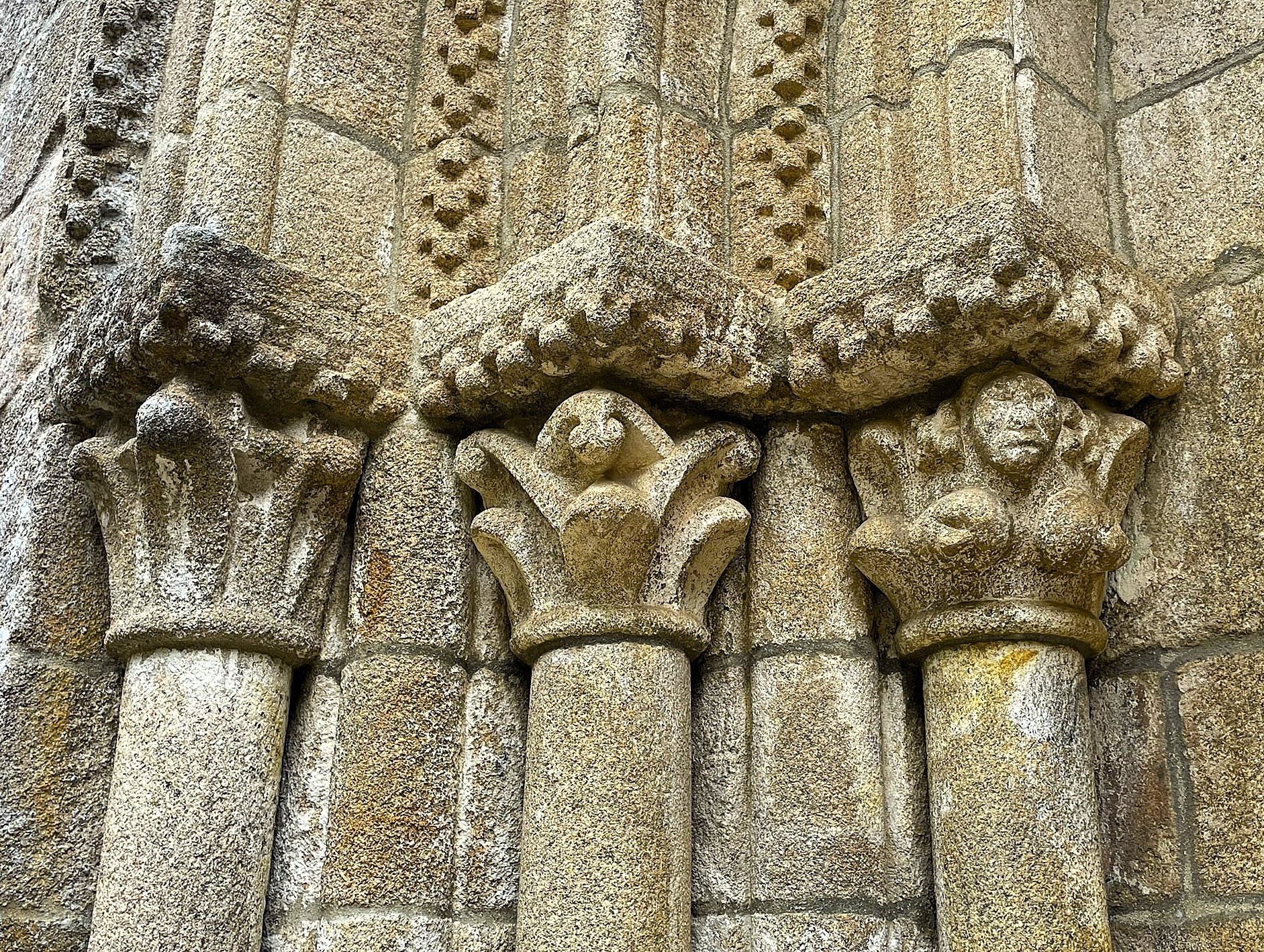 casa-mina-rula-capiteles-romanicos-santa-cristina-de-ribas-de-sil-parada-de-sil