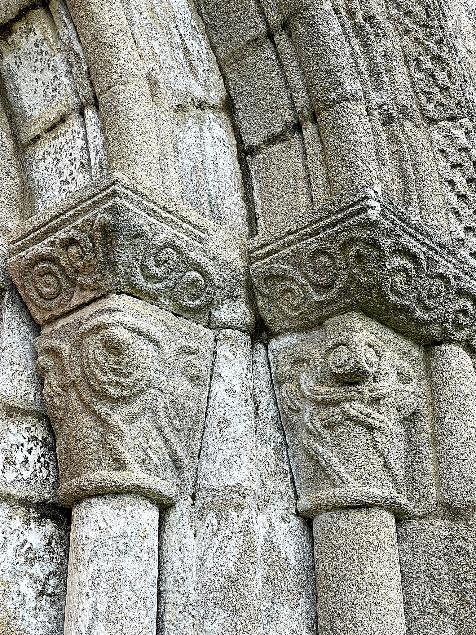 casa-mina-rula-detalle-portada-romanica-san-vicente-de-pinol