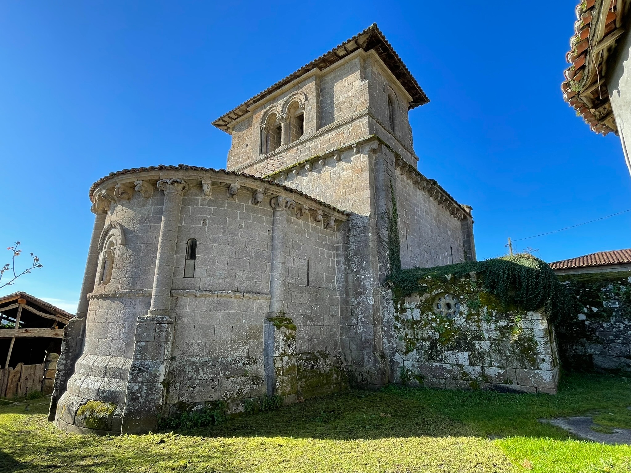 casa-mina-rula-iglesia-romanica-san-miguel-de-eire-vista-exterior-ribeira-sacra