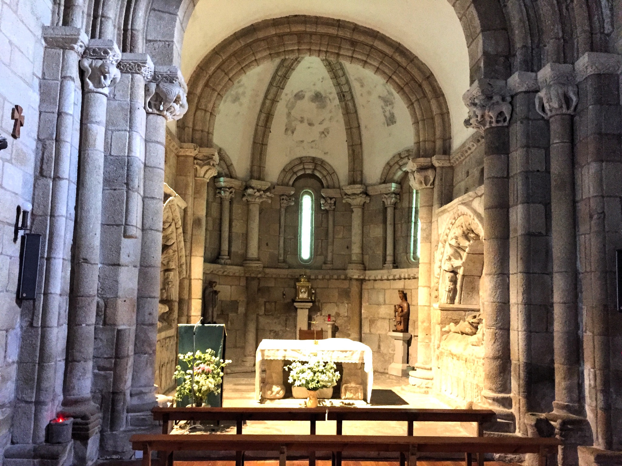casa-mina-rula-interior-iglesia-romanica-santa-maria-de-ferreira-altar