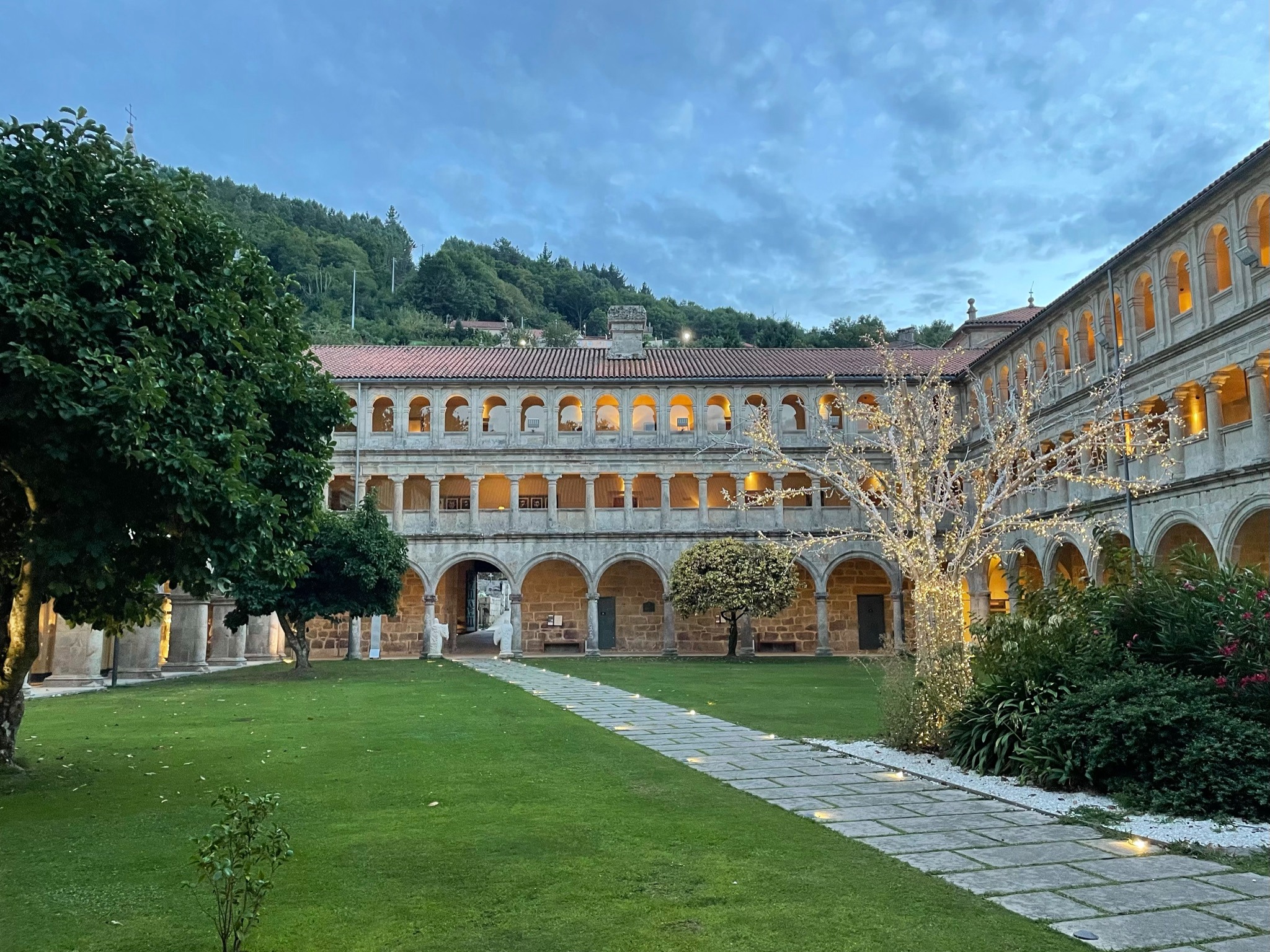casa-mina-rula-monasterio-santo-estevo-ribas-de-sil-jardin-ribeira-sacra