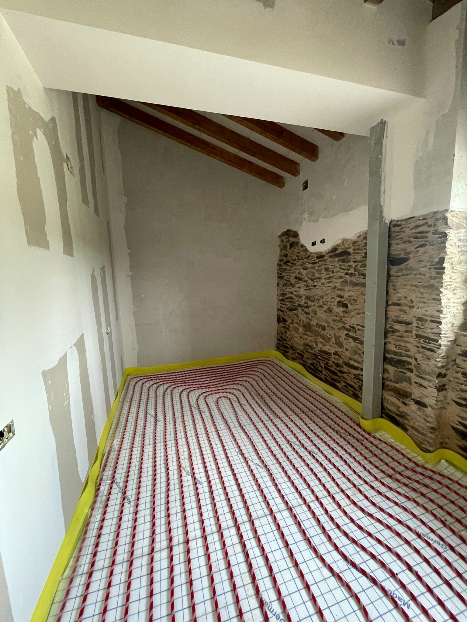 casa-rural-eficiente-ribeira-sacra-suelo-radiante-habitacion