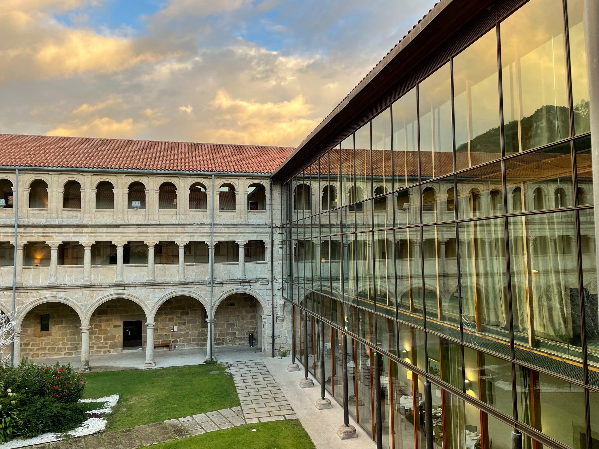 casa-rural-ribeira-sacra-santo-estevo-ribas-de-sil-claustro-moderno