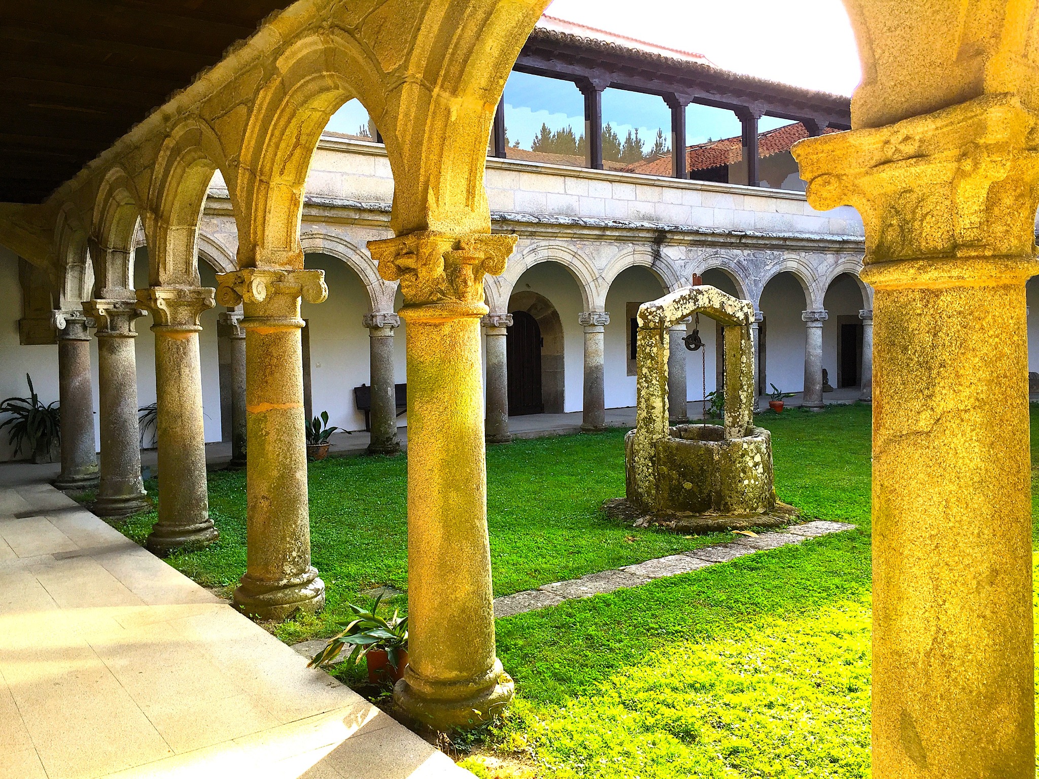 claustro-monasterio-santa-maria-de-ferreira-ribeira-sacra