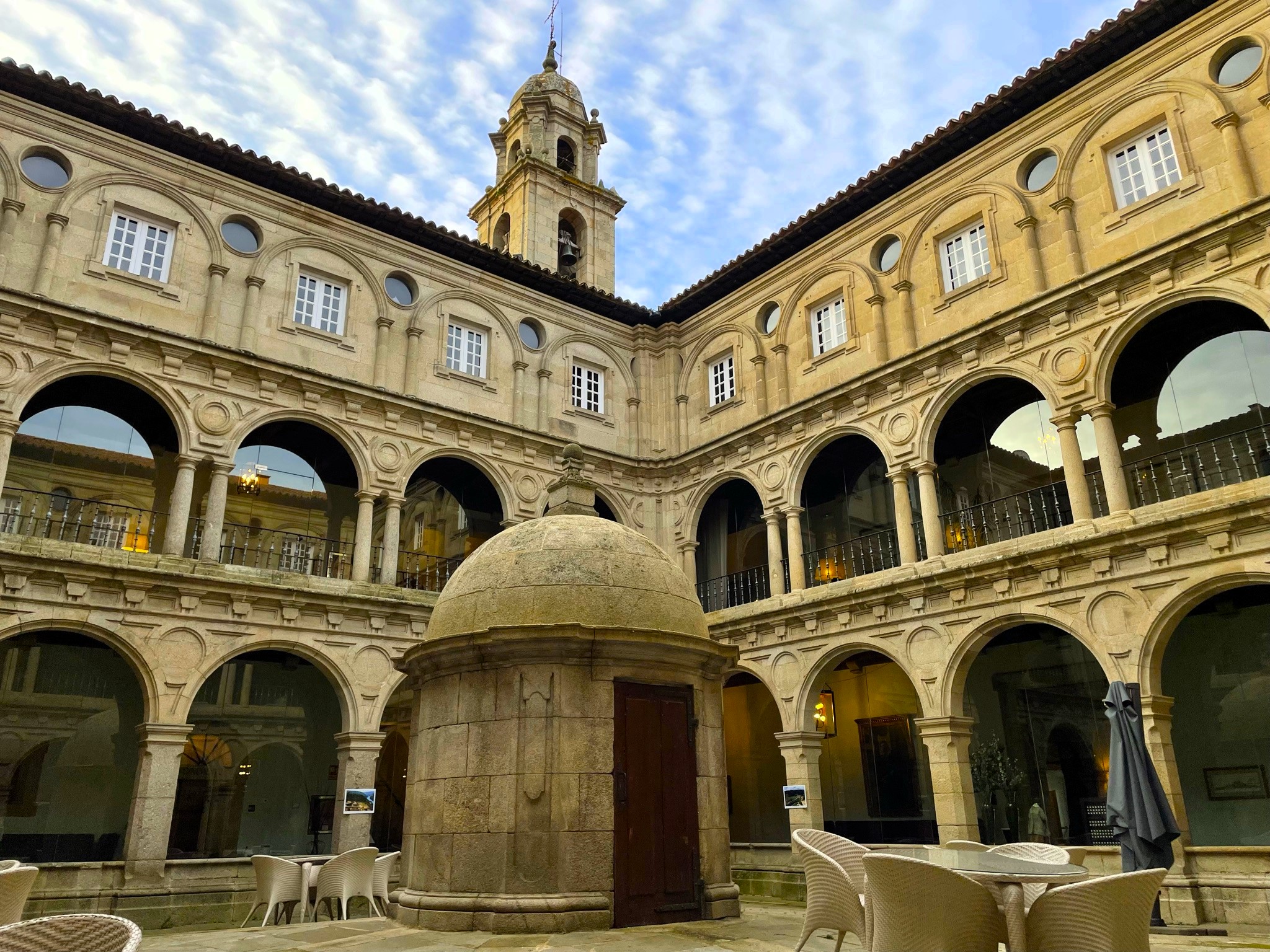claustro-parador-monforte-patrimonio-unesco