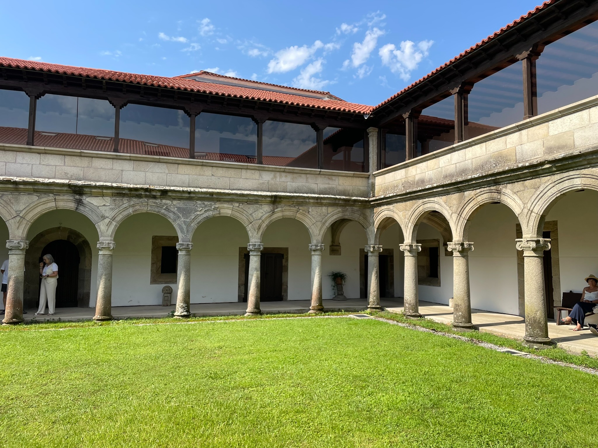 claustro-santa-maria-de-ferreira-ribeira-sacra-casa-mina-rula
