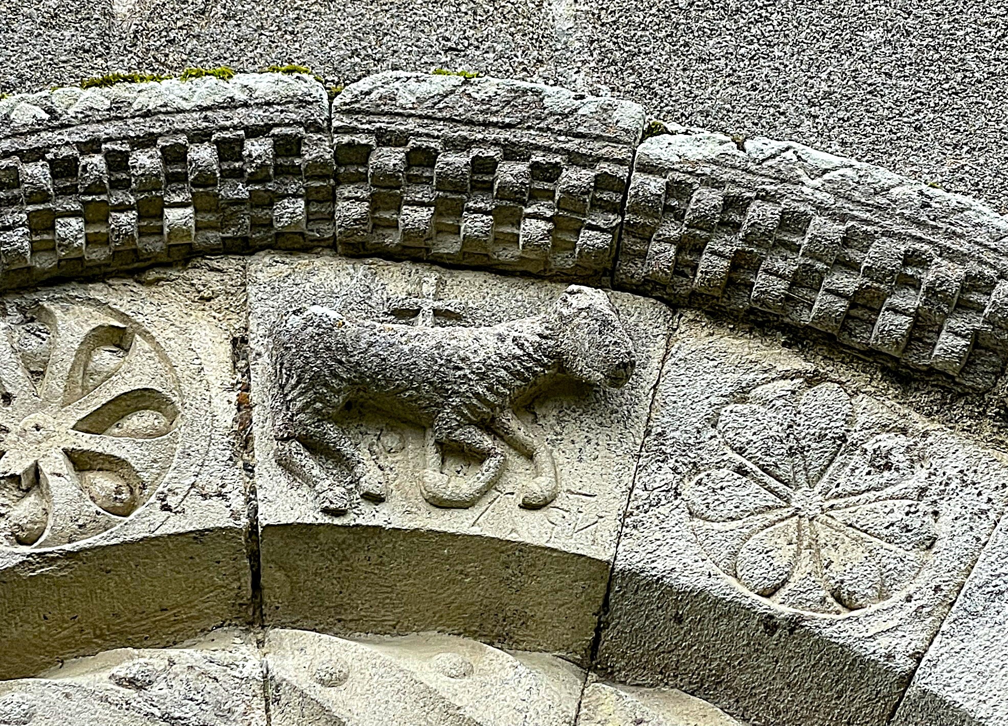 friso-y-canecillos-san-miguel-de-eire-detalle-romanico-ribeira-sacra-lucense