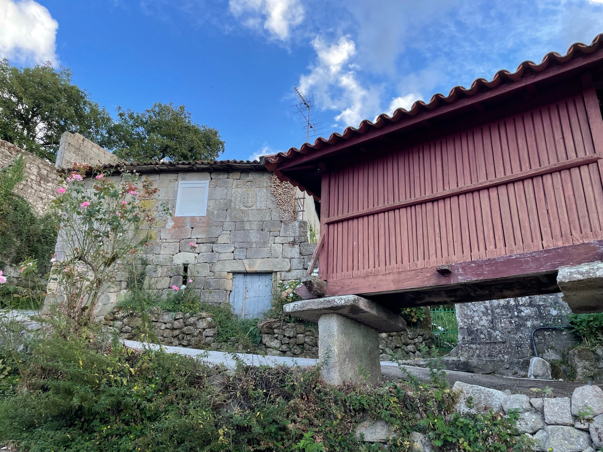 horreo-tradicional-paseo-literario-santo-estevo-de-ribas-de-sil-el-bosque-de-los-cuatro-vientos