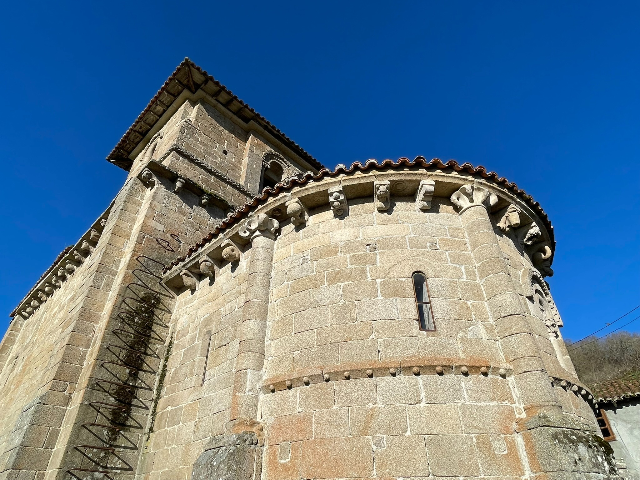 iglesia-romanica-san-miguel-de-eire-abside-y-campanario-ribeira-sacra