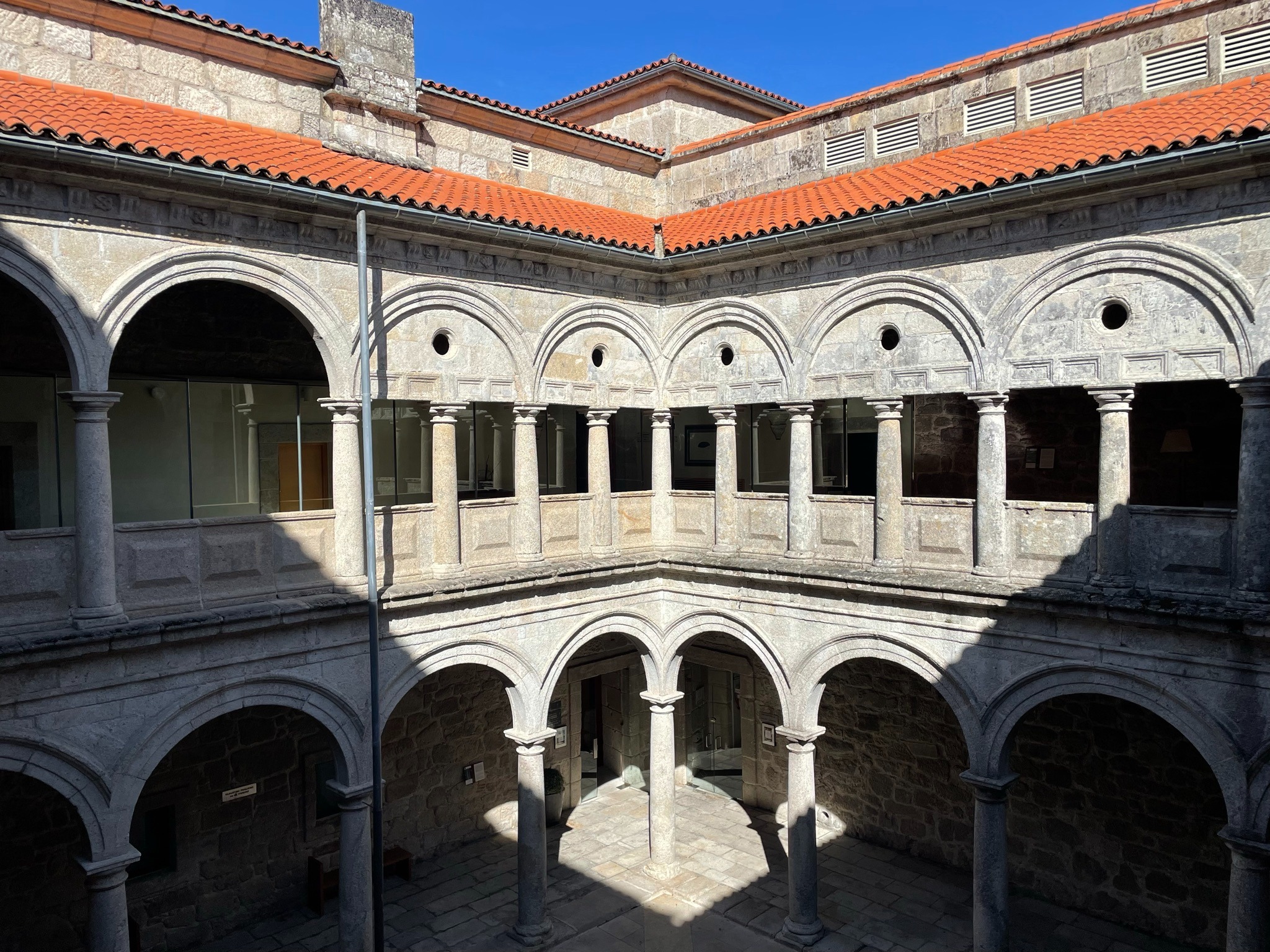 monasterio-santo-estevo-ribas-de-sil-claustro-ribeira-sacra
