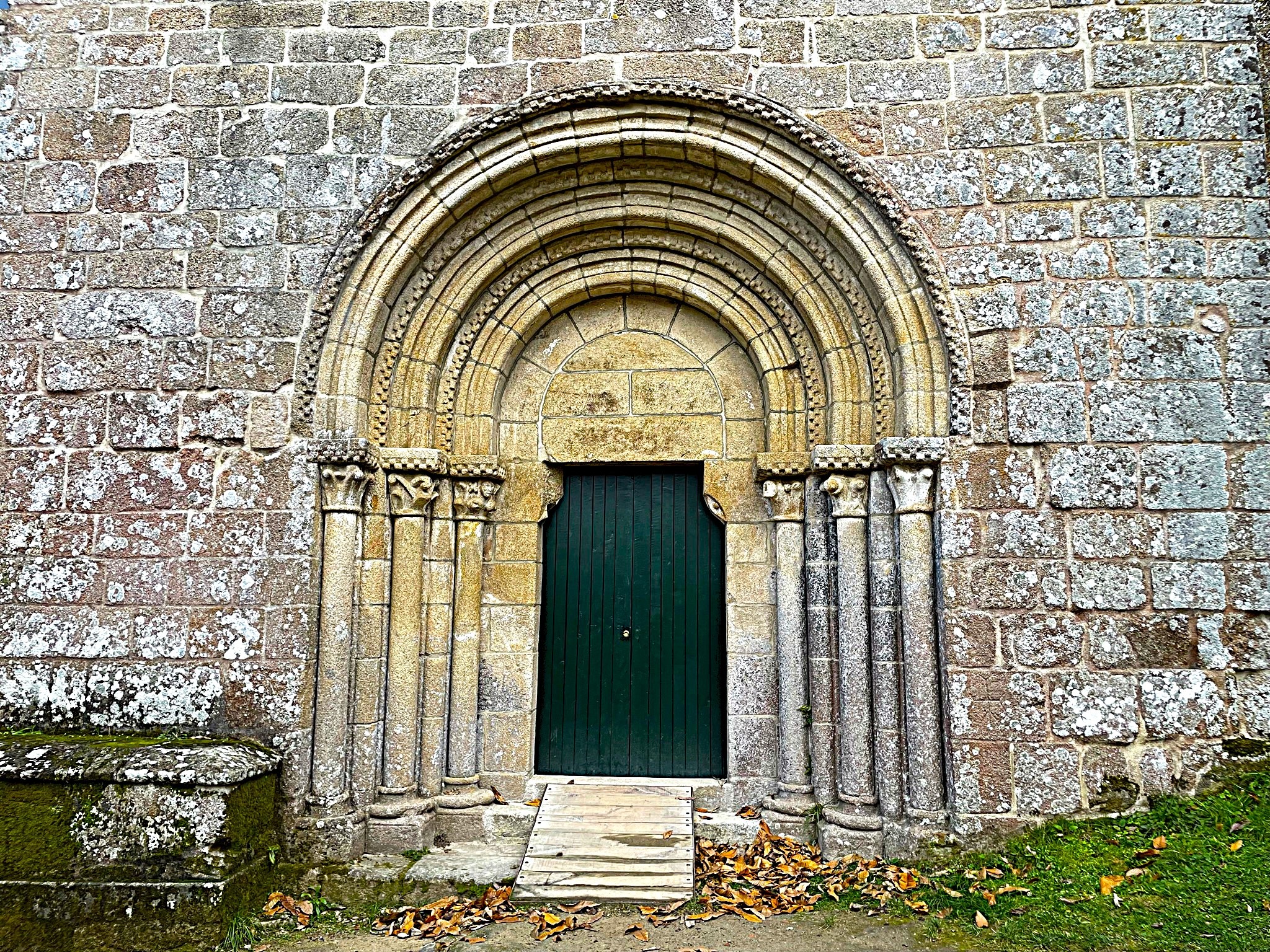 portada-romanica-santa-cristina-de-ribas-de-sil-ribeira-sacra
