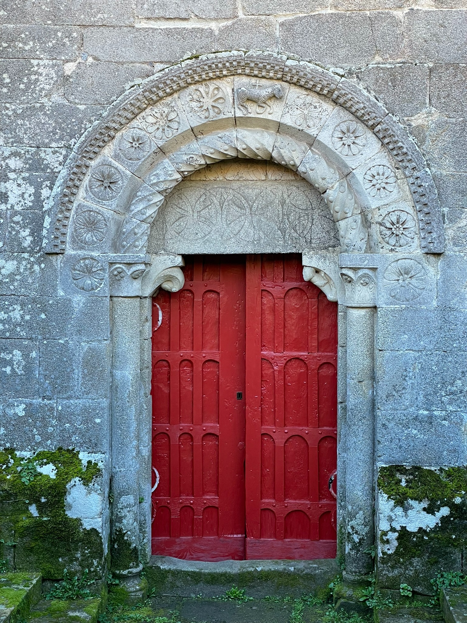 puerta-romanica-san-miguel-de-eire-detalle-portada-ribeira-sacra-lugo