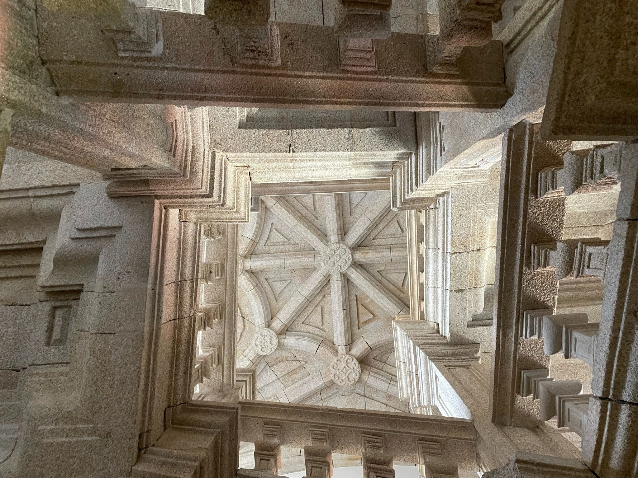 techo-escalera-monasterio-santo-estevo-ribas-de-sil-ribeira-sacra
