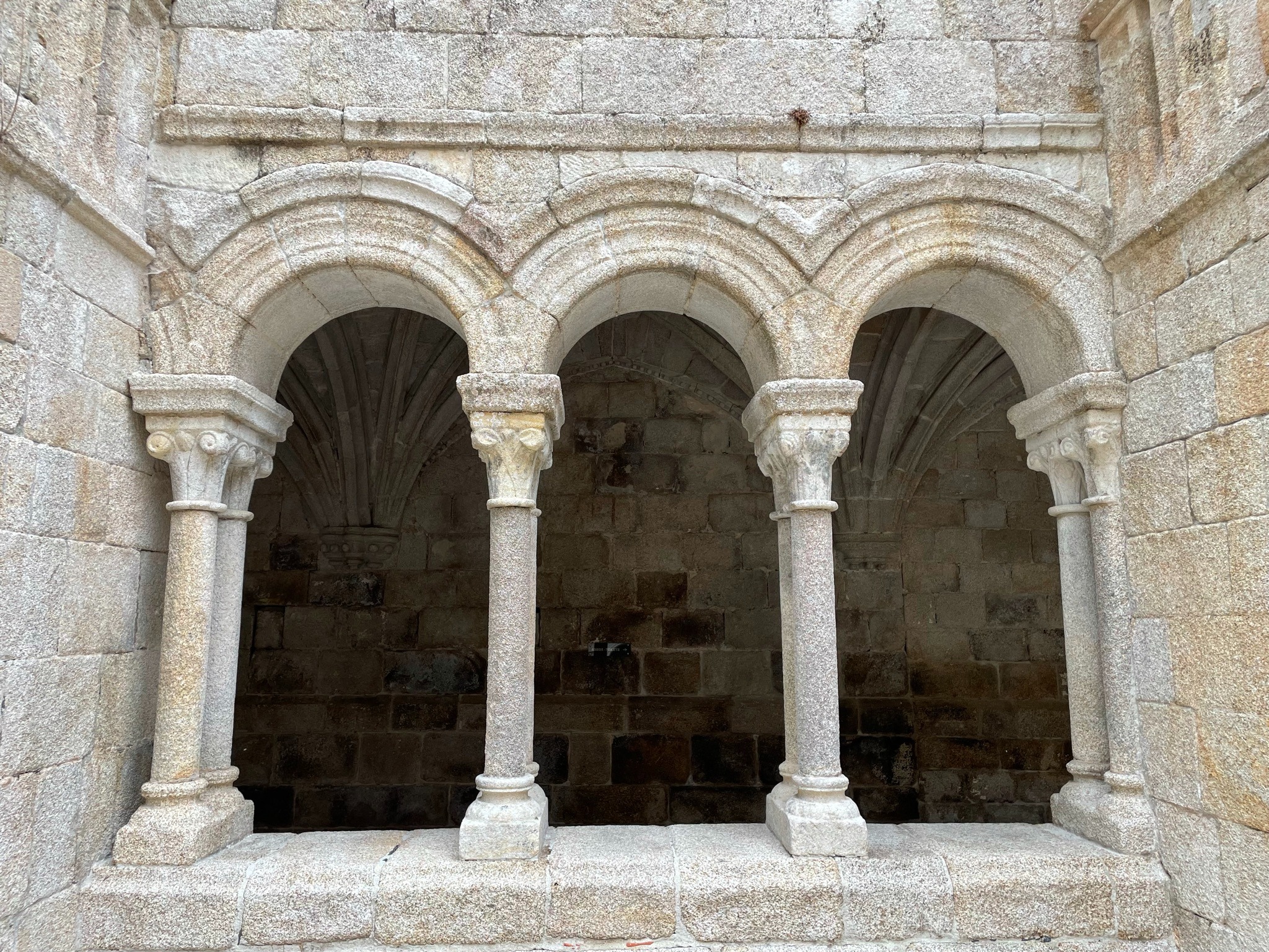 ventanal-romanico-monasterio-santo-estevo-ribas-de-sil